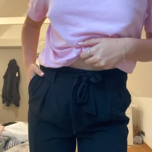 Kostymbyxor  - Svarta kostymbyxor från ginatricot med snöre och fickor. Kunden står för frakten!