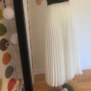 Plisserad kjol från Zara - Fin plisserad kjol jag använt en gång på skolavslutningen. Vit men mer år det gräddvita hållet, Inköpt för 559kr
