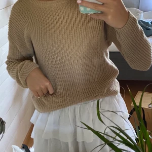 Stickad tröja från nakd  - Fin beige stickad tröja med öppen rygg, använd 1 gång💖💖💖 storlek xxs men passar även xs och s 