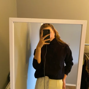 Svart polotröja i storlek s - En fin tjocktröja i storlek s från & Other stories. Den säljs för 200kr utan frakt