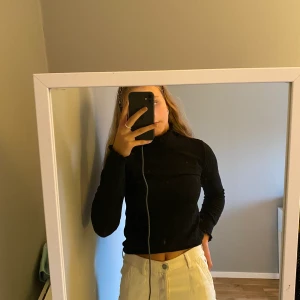 Polotröja från zara - En skön tröja från zara i storlek m ( den är liten i storleken och passar en med storlek s). En av mina favorittröjor som säljs för 150kr.