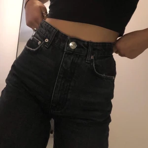 Vida jeans - Säljer mina vida jeans! Jeansen har använts ett fåtal gånger och är i jättefint skick, men säljer pga att det inte är riktigt min stil. Jag är 160cm lång och byxorna räcker ner precis till fötterna på mig. Nypris: 599kr, frakt ingår i priset! Skriv gärna om ni har frågor💕