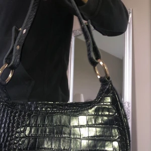 VÄSKA FRÅN NELLY  - Svart populär väska som jag inte använder längre. Säljer den om jag får ett bra pris. Det måste vara över 90kr