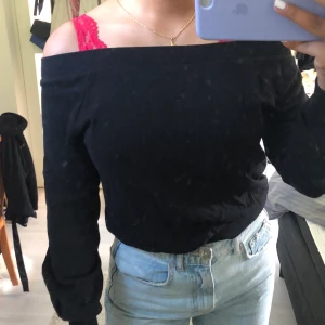 Svart off shoulder sweathsirt  - Svart sweatshirt i off shoulder modell, frakt 59kr.