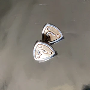 Guess - Guess örhängen i fint skick. Köparen betalar frakten 11kr + 30kr för örhängen 🌹