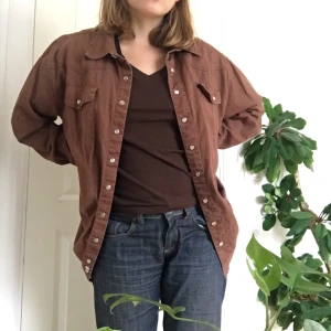 Brun skjorta - Väldigt fina knappar på denna! Frakt tillkommer eller så möts jag upp! 
