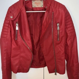 Chiquelle Moto Jacket  - Hej rensar ut min garderob lite på jackor och plagg som jag inte längre vill ha och hittade denna. Jackan köptes för 1 år sedan och har bara tagit plats jag kan inte hitta kvittot någonstans men nypris är 699kr på Chiquelle’s hemsida där jag även beställde den ifrån. (Fraktar endast) (filmar alltid innan betalning)