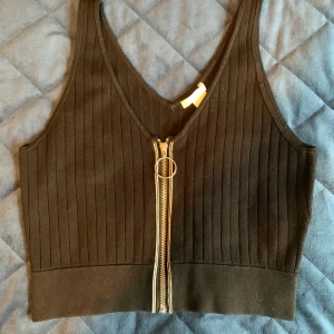 Skitsnygg crop top dragkedja strlk M - Oanvänd!!