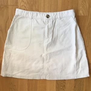 Söt Kjol från Monki - Så fin kjol från Monki. 🌸Storlek: 38 🌸Material: 100% bomull 🌸Skick: Använd fåtal gånger, inga anmärkningar. 