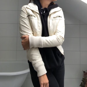 JACKA - Vit ”skinn”jacka från seductions. Den är lite croppad så passar till högmidjade jeans! Storleken passar främst XS/S.