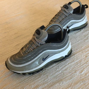 Nike med reflex  - Skor från nike, liten i storlek, därför säljer jag. Har storlek 36-37 men dessa är 36 och kanske nedåt. Uppersnygga, de är använda men inga markanta slitage. 