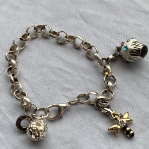 Berlockarmband  - Berlockerna går att ta av