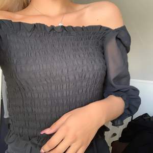 Svart blus från h&m, funkar vanligt och även off shoulder.