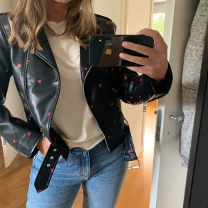 Skinnjacka - Skinnjacka med hjärtan från Na-kd, använd ett fåtal gånger. Normal i storleken. Betalning sker via swish  + 63 kr spårbar frakt