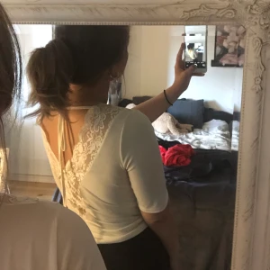 vit topp - Suuuuperfin vit topp med supersnygg rygg!!! blir finare med hudfärgad bh under :) 