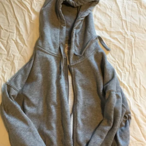 Pullandbear - Hoodie, croppad från pullandbear grå. Fint skick, pris 179kr inklusive frakt