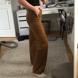 Coola manschesterbyxor - Säljer dessa coola manschesterbyxor från monki! Jag är typ 1,67/68 lång å de passar mig bra i benen, även i midjan! Frakt 63 kr tillkommer 😊💕