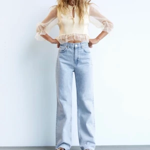 Zara jeans, tall modellen - Säljer dessa jätte populära ljusa zara 90s jeans i modellen tall, stl 36. Jag är 173 cm & jeansen är perfekt längd på mig då jag har väldigt många ben. Jeansen passar även kortare.  Helt slutsålda på Zaras hemsida (bud 340)