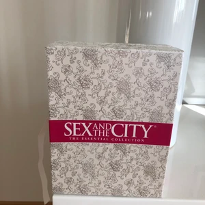 Sex and the city boxen - Alla feelgood avsnitt i från serien sex and the city. Så roliga att glädjen blir på topp. Du står för frakten. 