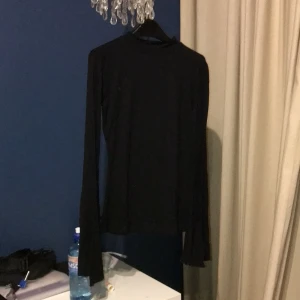 Liten krage med stora armar s - Säljer min favorit tröja från Nelly. Den har en pytte liten krage och stora armar. Säljer den för att de inte är min stil längre. Den är andvänd ganska så bra men försiktigt så det är nyskick på den så sätt. Köpt för 349kr men säljer den för endas 80kr+ frakt 