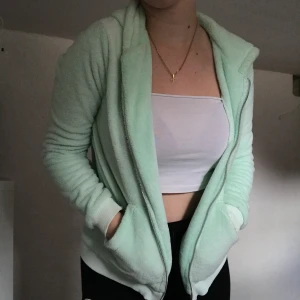 Fluffig kofta - En fluffig kofta i världens finaste färg, älskar den men kommer aldrig till användning :( frakt tillkommer :D 