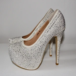 Glittriga pumps från nly storlek 38 - Glittriga pumps från NLY i storlek 38a. Enbart använda ett fåtal gånger inomhus, så de är i bra skick. Klacken är 15,5 cm hög. Jag kan mötas upp i Skara (ibland även Falköping, Skövde eller Göteborg) eller skicka med spårbart frakt (63 kr)💓