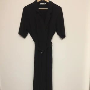 Byxdress från weekday, inköpt i somras - Sval och stilig byxdress från weekday size 38.                inköpt i somras och sparsamt använd. Passar både för uppklätt och vardag, jätteskön och lättmatchad. Säljer pga low on cash, köpare pröjsa frakt eller så kan vi mötas upp i Stockholm city/ södra förorter.