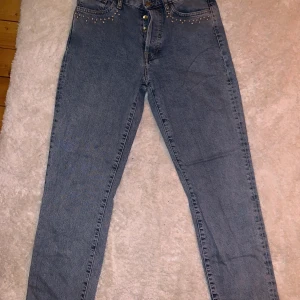 Jeans - Jeans med silvriga pärlor