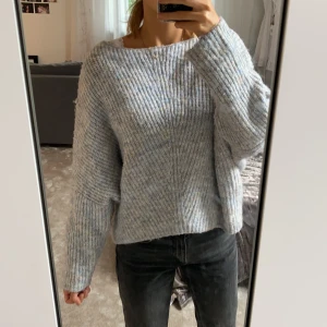 Stickad tröja - Säljer denna fina stickade tröja ifrån Mango! Storleken är XS men eftersom den är bred och lite oversized skulle jag säga att om man allt mellan en XS-M/L skulle man kunna bära denna! Själv är jag en S! Färgen är ljusblå/grå! Perfekt till hösten!