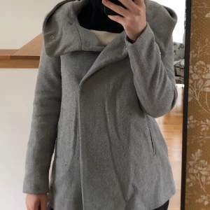 Grå kappa - 70% polyster 30% ull. Nypris 899 från Vero Moda 2017. Använd en vinter, säljer pga för liten. Frakt på 100kr betalas av köparen. Kan mötas i Göteborg