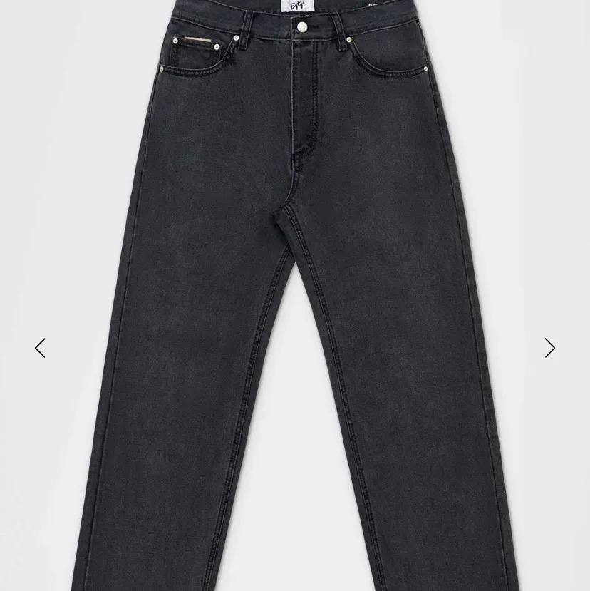Säljer mina skit snygga jeans från eytys i storlek 24, helt oanvända. Säljer pga att dem är lite förstora. De är avklippta längst ner men dem är fortfarande väldigt långa på mig som är   163. Original pris är 2200 men säljer för 500kr, buda i kommentarerna😃😃 . Jeans & Byxor.