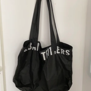 Tygpåse - Svart tygpåse från Urban Outfitters. Knappt använd🦋💕💘✨ Frakt: +30 kr.