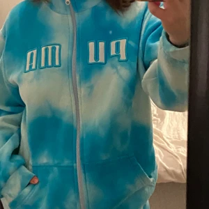 Hoodie puma - pumahoodie i tjockt material, skön och i bra skick. xxl i barnstorlek så typ medium eller large i vanlig