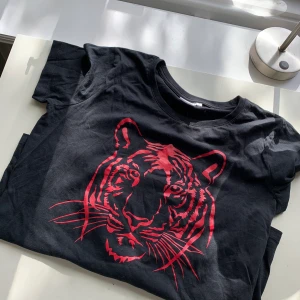 Tshirt -  T-shirt med tryck köpt på second hand