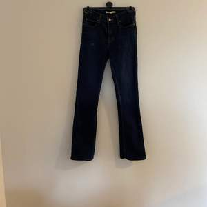 Mörkblå Levis Jeans i skimning bootcut modell. Storlek 26 i midja- stretch. 32 i längd. 100kr + frakt. 