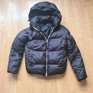 Vinterjacka - Säljer min jacka från G-star Raw. Använd 2 vintrar och är i bra skick. Frakt tillkommer