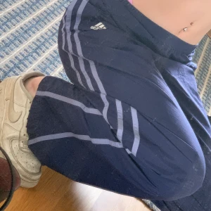 adidas byxor  - riktigt coola byxor från adidas jag köpte second hand