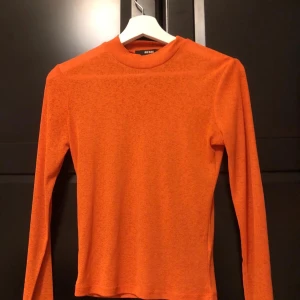 Topp - Använder inte den så ofta och har köpt den för 1månad sen. Den är från bikbok. Den passar riktig bra med vita jeans om ni har mer frågor så skriv gärna💞