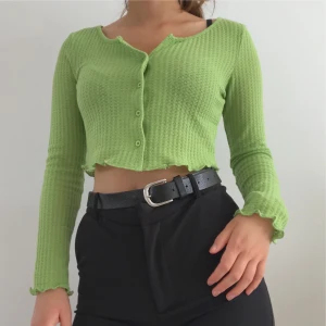 Grön Cropped Kofta - 🌍Frakt ingår i priset!🌏 Super fin grön kofta med knappar. Köpt på Plick men bara testad och säljer igen pga inte min stil. Står S men sitter verkligen som XS.