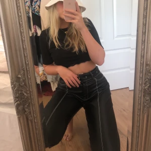 Skinnbyxor från NAKD - Ett par nästan nya sjukt coola skinnbyxor med vita sömmar från NAKD. Storlek 38 men passar nog 36 beroende på hur man gillar passformen. Köpare står även för frakten och bara att skriva ett meddelande om frågor uppstår🥰