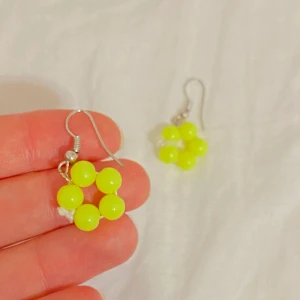 Neon örhängen  - Jätte fina handgjorda örhängen, helt oanvända (kontakta för fler bilder och annat) köp gärna