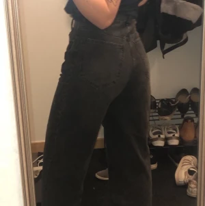 Cheapmonday jeans - Ett par svarta (jättesköna) cheapmondayjeans. De är lite för stora för mig i midjan så det är därför de säljs. Använda ett fåtal gånger och de köptes secondhand (därav det billiga priset). Köparen står för frakt!🧚‍♀️