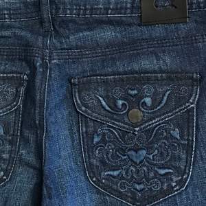 Såå ledsen att jag behöver sälja denna då den e för liten för mig😭 super fina jeans med så cool mönster på bakfickorna, jeansen är flared på botten❤️ obs frakt:50kr