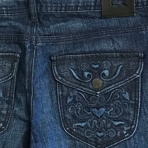 Super Fina byxor med cool mönster på fickorna - Såå ledsen att jag behöver sälja denna då den e för liten för mig😭 super fina jeans med så cool mönster på bakfickorna, jeansen är flared på botten❤️ obs frakt:50kr