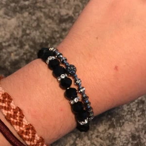 åhléns armband   - en svart och en silver armband från åhlens (20 för en, 30 för båda)