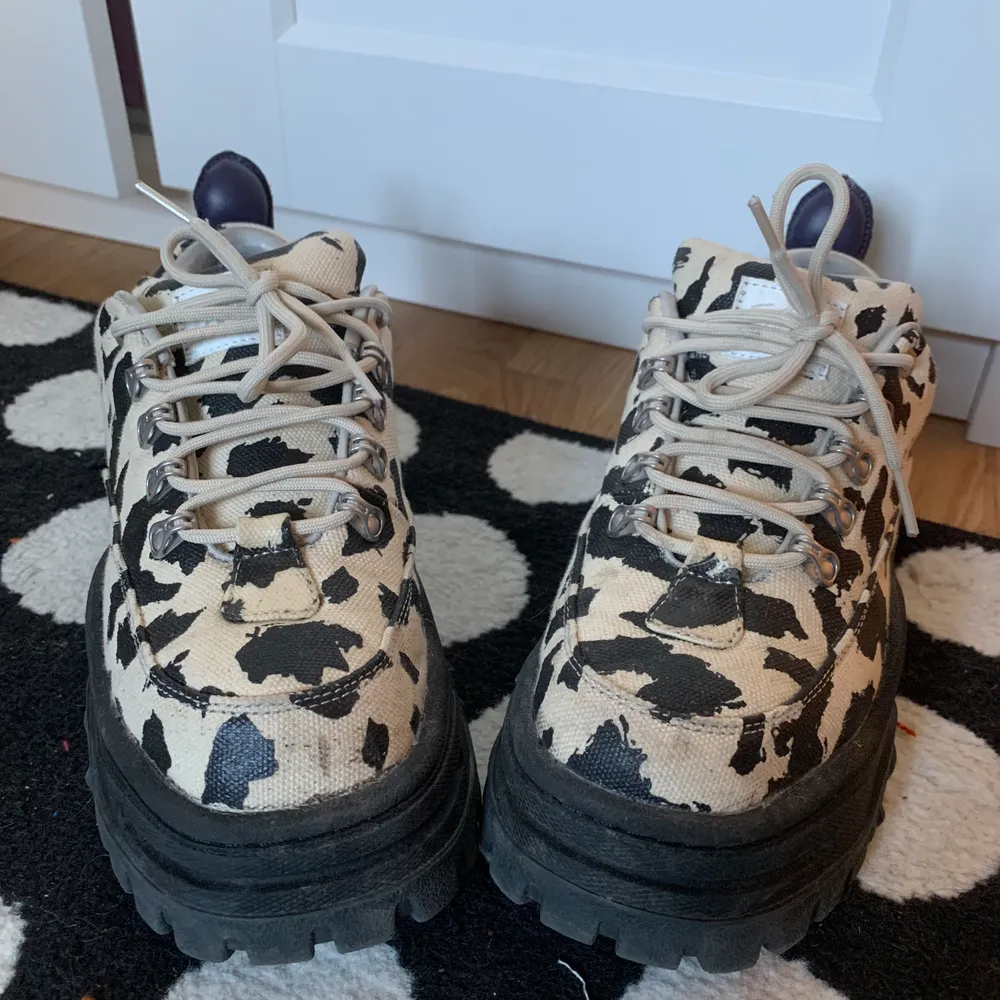 Finaste Eytys skorna i ”leopard” mönster, säljer eftersom jag ser konstig ut i dom lol, möts helst upp då frakten kan va väldigt hög på dessa. Skor.