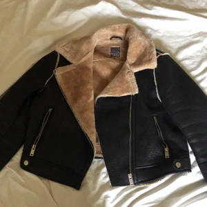 Jacka i bikermodell - Tjockare jacka i bikermodell.Jättefin jacka som jag använt väl, men ser forfarande väldigt fin ut. Den är köpt på primark i London, storlek 42 med sitter mer som en 38-40. Den är varm men blir inte alldeles för stor som dessa jackor annars lätt kan bli 