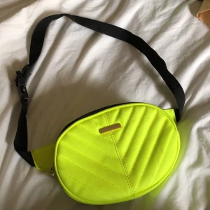 Neongul magväska  - Inköpt från primark. Fint skick, knappt använd. 