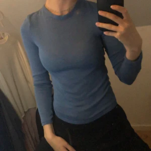 Skön långärmad blå tröja  - Blå mjukis tröja med knyte och hål i ryggen 