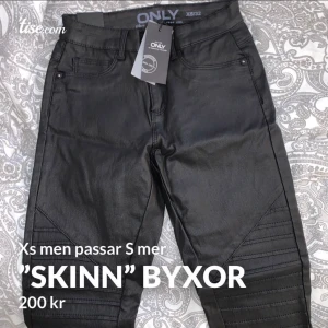 ”Skinn” byxor från only  - skit snygga byxor i skinn imitation, dom är storlek xs men passar en S då dom är rätt stora i storleken. Prislappen är kvar. Annonsen är från min annons på tise men det som står på den stämmer. 